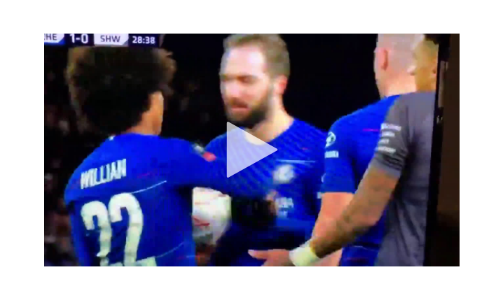 Willian chce oddać rzut karny Higuainowi, a ten... [VIDEO]